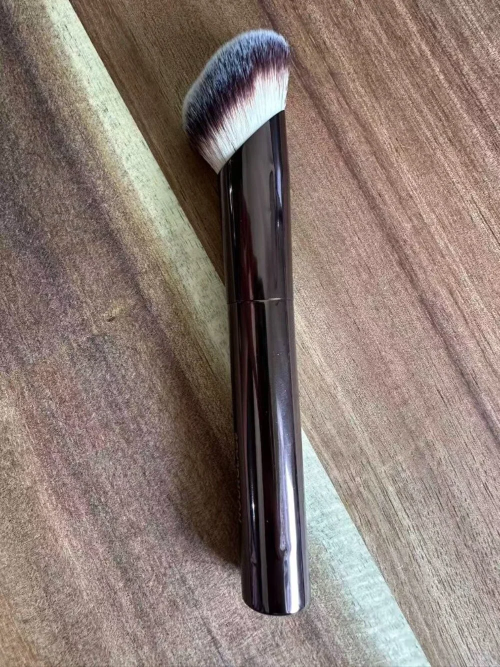 Hourglass Ambient Soft Glow Foundation Brush
